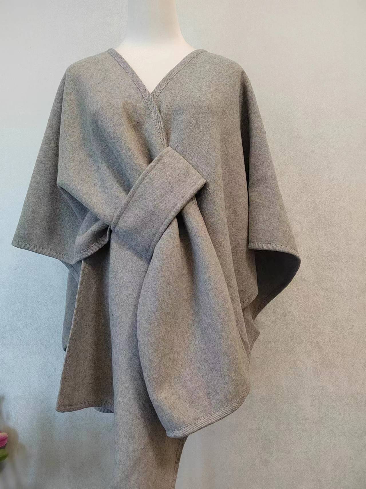 Maritza™ | Cozy Knitted Shawl with Fur Collar