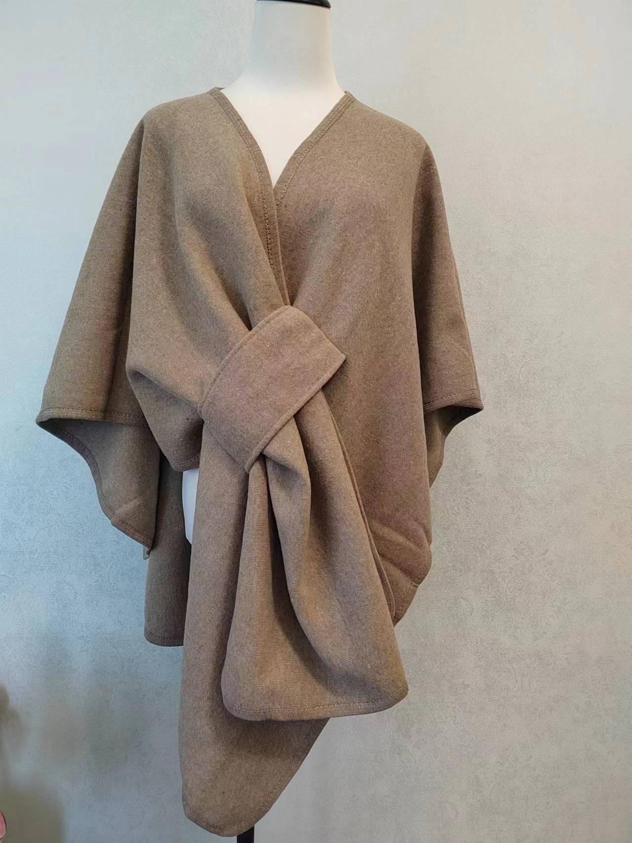 Maritza™ | Cozy Knitted Shawl with Fur Collar